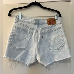 Levi’s stretch light wash high rise short size 29